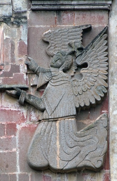 Façade alfiz, angel (right) - Façade, nave & sanctuary