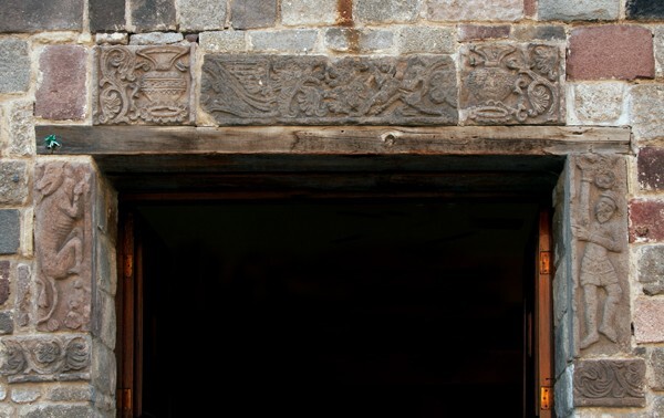 Portal with reliefs - Calle Xicohténcatl #9