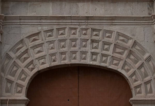 Façade portal, archivolt diamondwork - Santa María de la Asunción