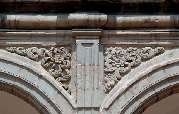 Lower cloister arches, spandrels - Santiago