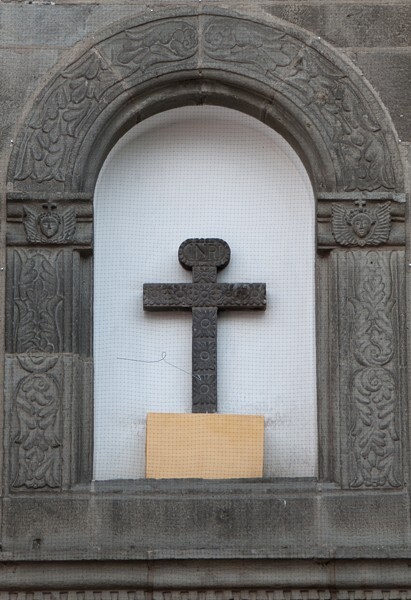 Porciúncula portal, second story niche cross - San Francisco