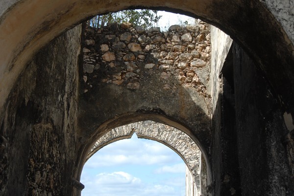 San Juan Bautista, Camarín de la Virgen, arches - Tixcacaltutyub, Yucatán