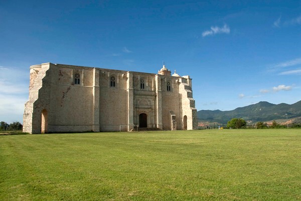 Exterior N nave & buttressing - Santo Domingo (exterior)