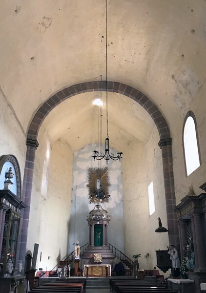 Chancel arch & sanctuary - San Martín