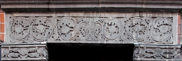 Architrave & imposts - Casa del que mató el aminal (main portal)