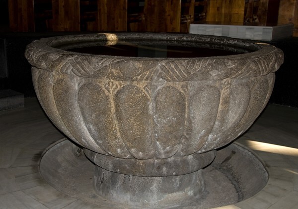 Baptismal font - Nuestra Señora de La Asunción (Catedral), nave & murals