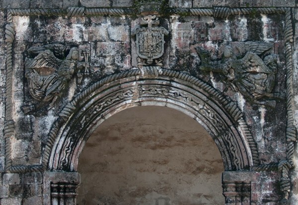 San Miguel Arcángel, NE posa chapel, W façade alfiz - San Miguel Arcángel, capilla posas