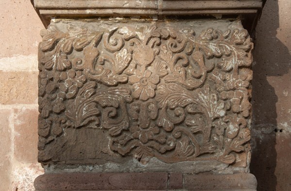 Façade portal, pillar impost - San Jerónimo