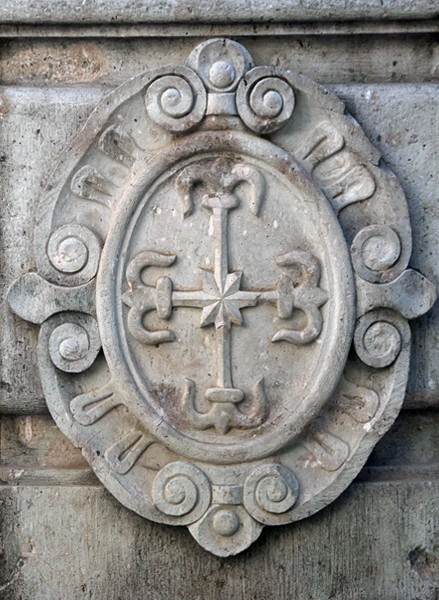 Cloister fountain, Dominican insignia - Cloister