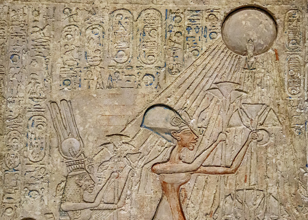 Akhenaten and Neferti worsjip the Aten - Ancient Egypt