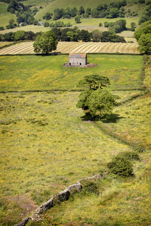 Peak District image of barns and stone walls