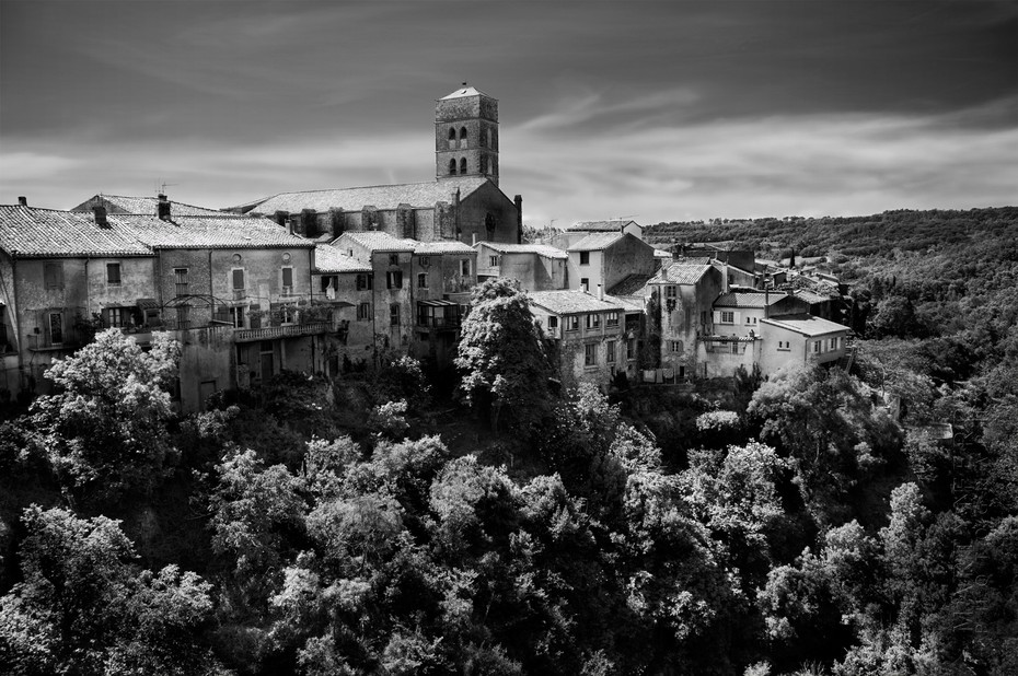 Photograph of Montolieu village in black and white