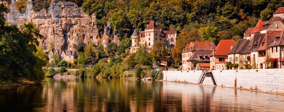 Panoramic image of La Roque Gageac on the River Dordogne
