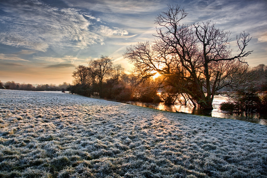 Crisp landscape image of the River Windrush on a winters sunrise