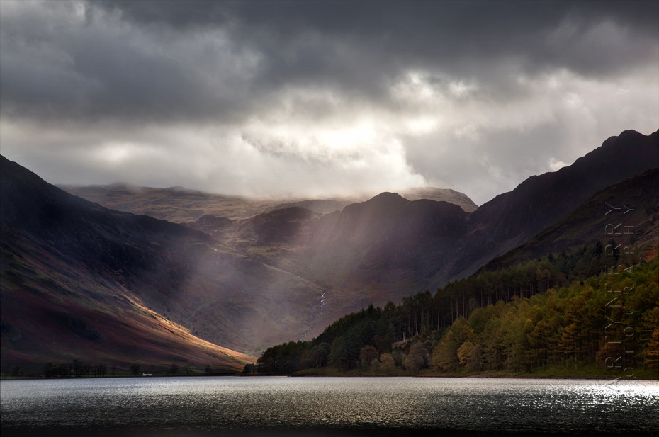 Sunbeams illuminate Buttermere mountains