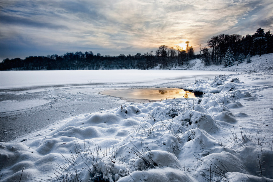 Sunset photograph of a frozen lake at Blenheim Palace Woodstock