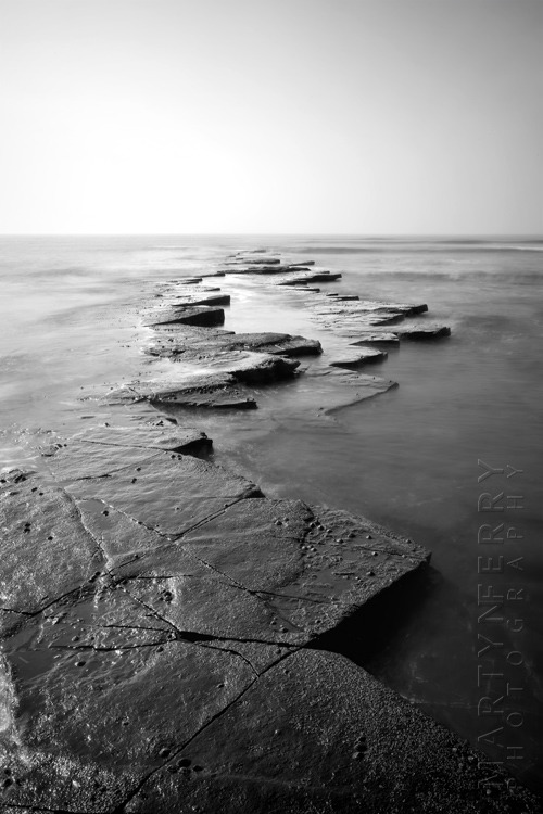 Striking photograph of Kimmeridge rocks and ocean