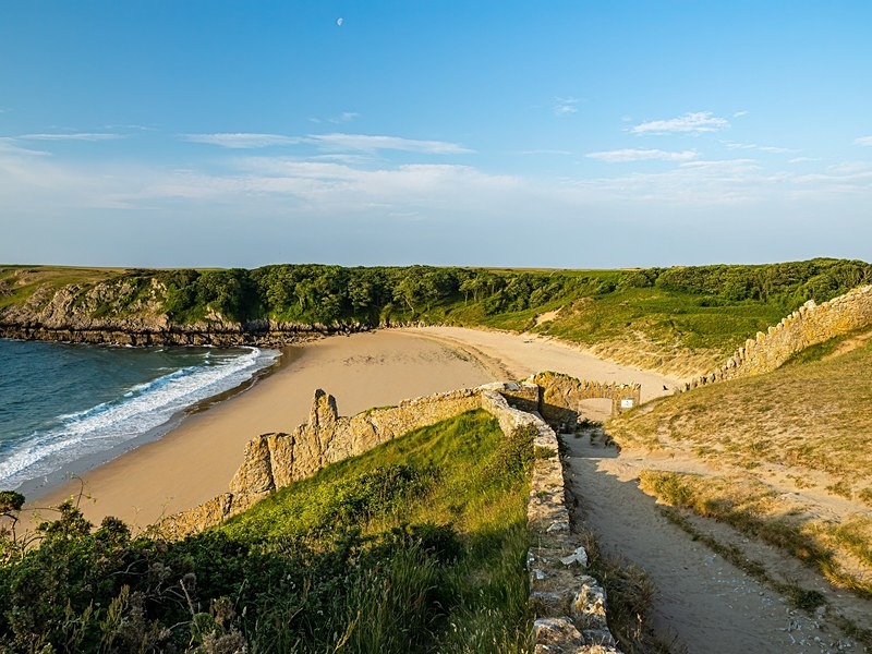 Barafundle Bay and Beach, Pembrokeshire - Sea and sand
