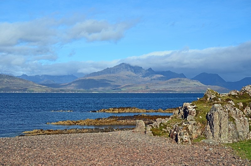 Òb Ghabhsgabhaig, Loch Eishort and Black Cuillin, Skye, Highland - Sea and sand