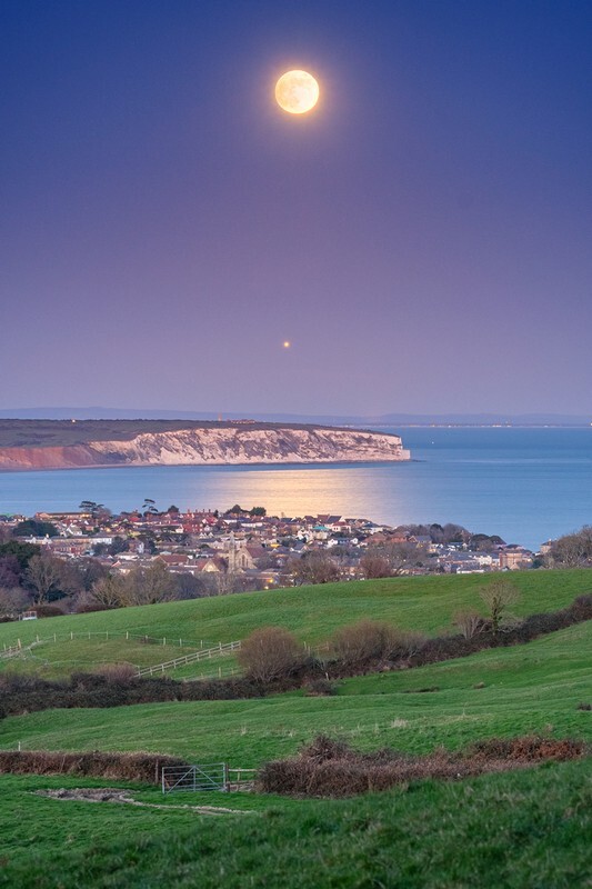 z4415 Moon and Venus over Culver - Latest images