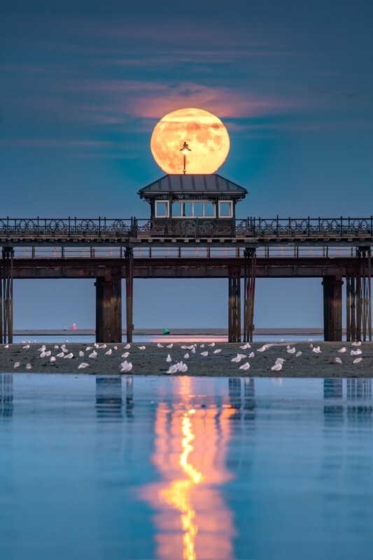 z4102 Moonrise over Ryde Pier - East Cowes to Ryde inc Haventstreet, Ashey, Wooton & Binstead