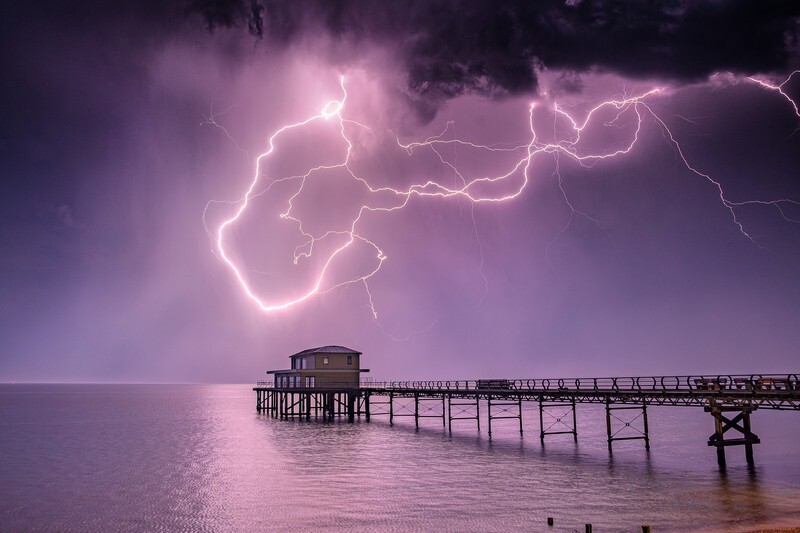 z4453 Curly Strike over Totland Pier - Latest Photorealism images