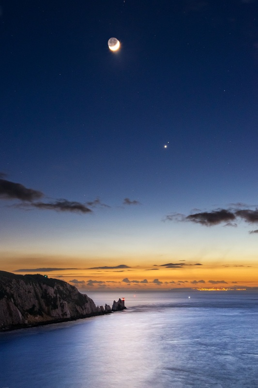 z2644 The Moon, Venus and Mars over the Needles at Dusk - Freshwater Bay to Colwell Bay inc the Needles