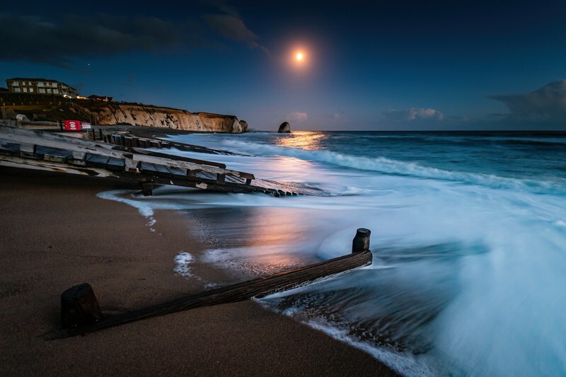 z4342 Moonrise over Freshwater Bay - Freshwater Bay to Colwell Bay inc the Needles