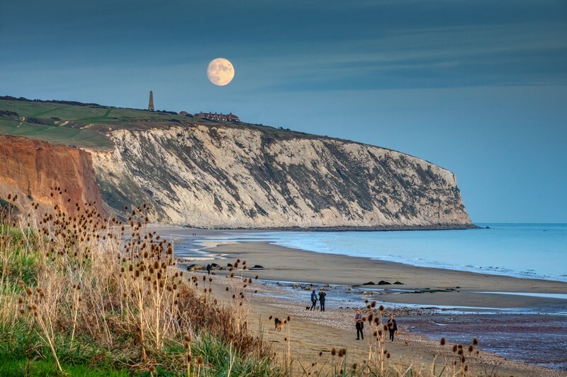 z3950 The Rising Moon over Culver Cliff - Sandown, Shanklin, Luccombe and Wroxall