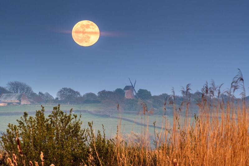 z4027 Moonrise over Bembridge Windmill - Seaview to Bembridge, Whitecliff Bay and Brading