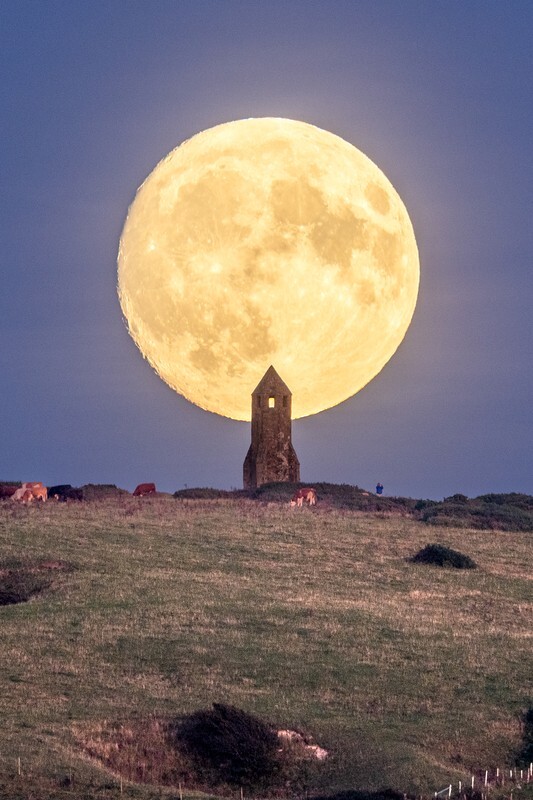z4303 Moonrise over St Catherines Oratory - Ventnor to St Catherine's inc Bonchurch, Whitwell & the Undercliff