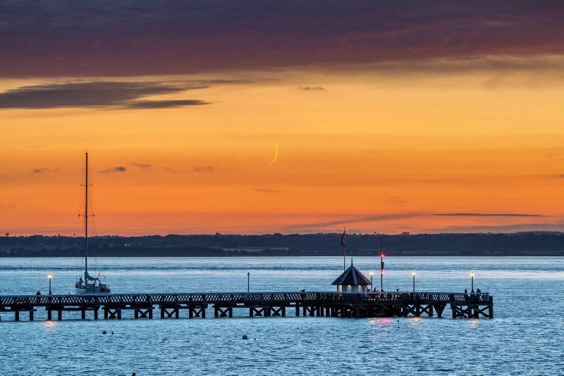 z3073 Dusky Moonset over Yarmouth - Yarmouth to West Cowes inc Newtown