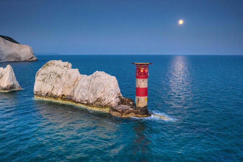 z3906 Moonrise over the Needles - Freshwater Bay to Colwell Bay inc the Needles