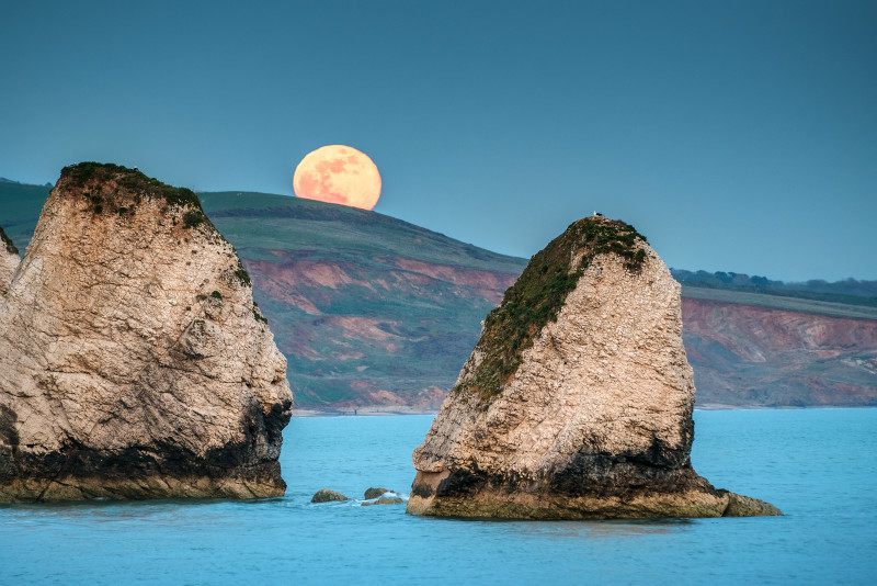 z3411  Moonrise over Freshwater Bay - Freshwater Bay to Colwell Bay inc the Needles