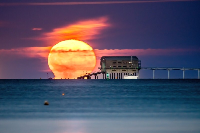 z4280 Melting Moon, Bembridge - Seaview to Bembridge, Whitecliff Bay and Brading