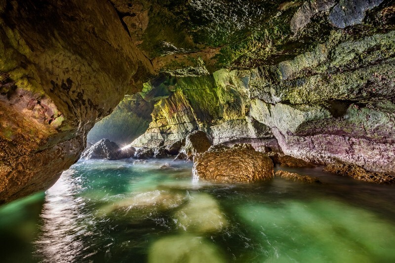 z3933 Watcombe Caves, nr Freshwater Bay - Freshwater Bay to Colwell Bay inc the Needles
