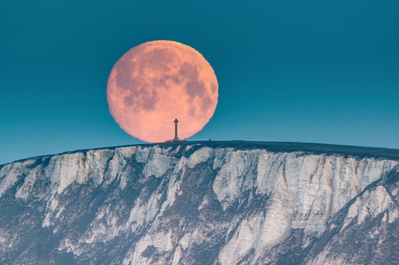 z4016 The Setting Moon over Tennyson Monument - Freshwater Bay to Colwell Bay inc the Needles