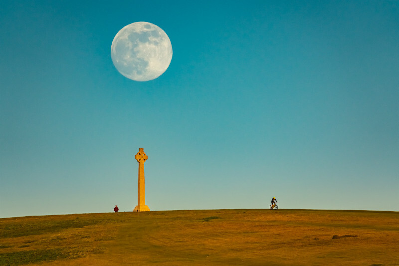 z3619 Rising Moon over Tennyson Down - Freshwater Bay to Colwell Bay inc the Needles