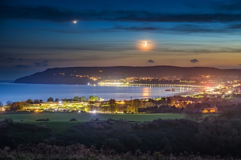 z3946 The Moon and Venus over Sandown Bay - Sandown, Shanklin, Luccombe and Wroxall