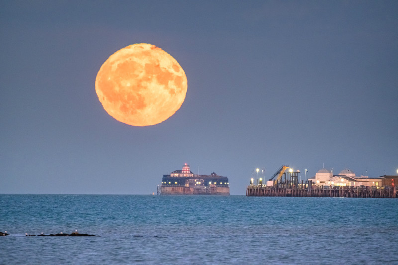 z3123 The Rising Harvest Moon over the Solent - East Cowes to Ryde inc Haventstreet, Ashey, Wooton & Binstead
