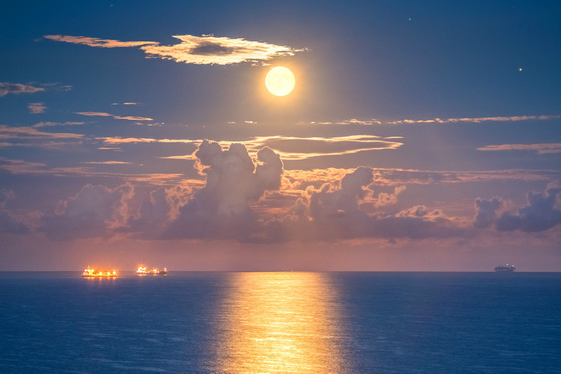 z3100 Sandown Bay Moonrise - Sandown, Shanklin, Luccombe and Wroxall