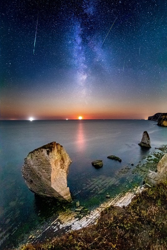 z4086 The Moon, Milky Way and Meteors over Freshwater Bay - Freshwater Bay to Colwell Bay inc the Needles