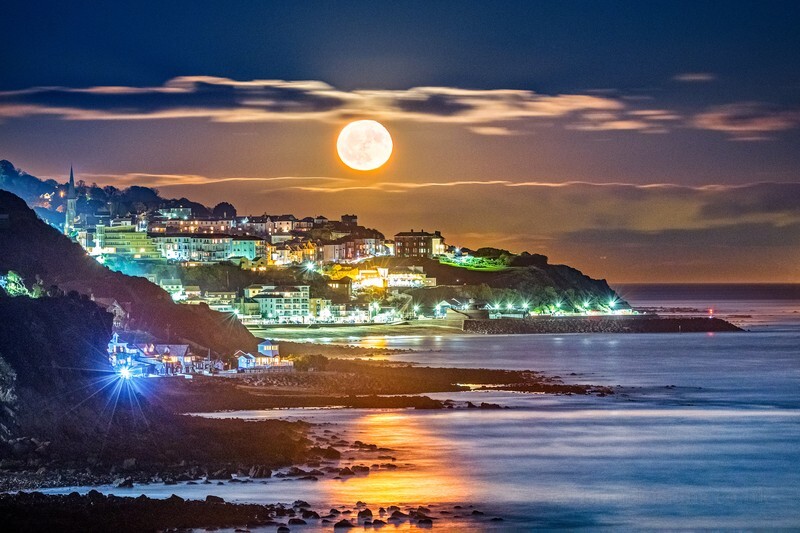 z3135 Rising Moon over Ventnor final - Ventnor to St Catherine's inc Bonchurch, Whitwell & the Undercliff
