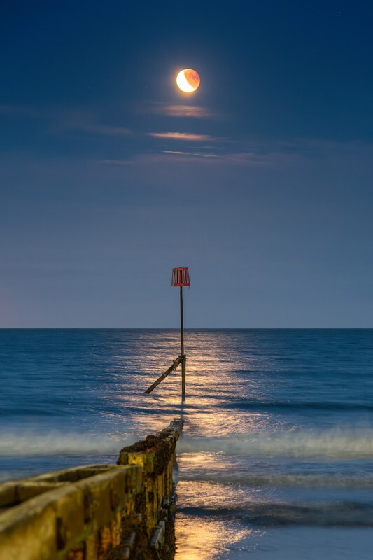 z4407 Lunar Eclipse, Shanklin Beach - Latest images