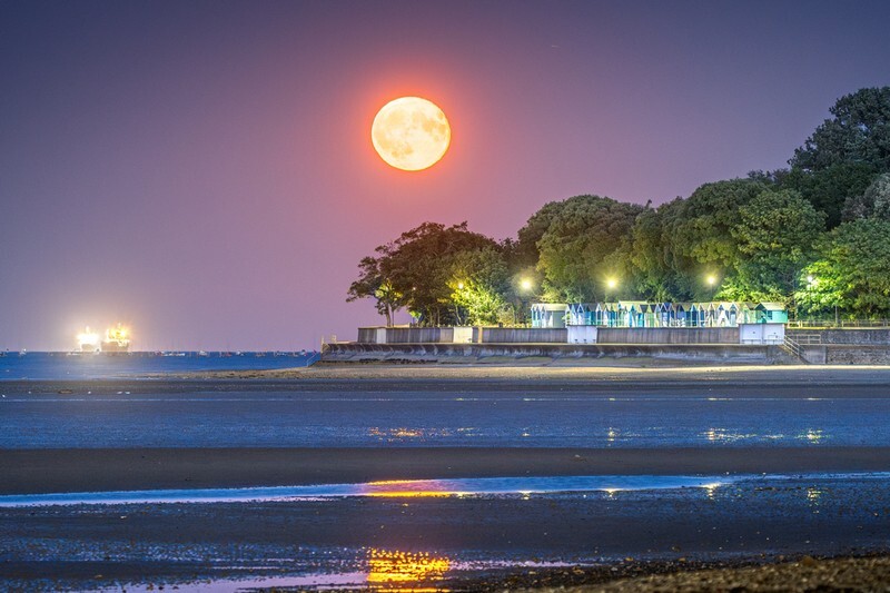 z4302 Rise of the Supermoon, Appley Beach - East Cowes to Ryde inc Haventstreet, Ashey, Wooton & Binstead