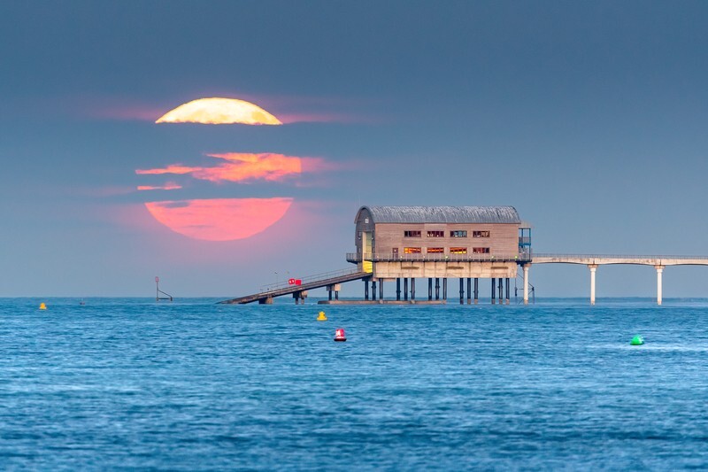 z4272 Moonrise over Bembridge Lifeboat Station - Seaview to Bembridge, Whitecliff Bay and Brading