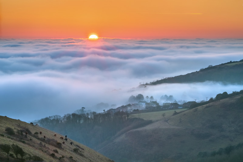 z3008 Setting Sun over the Fog, St Boniface Down - Ventnor to St Catherine's inc Bonchurch, Whitwell & the Undercliff