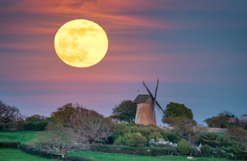 z3046 Rising Moon over Bembridge Windmill - Seaview to Bembridge, Whitecliff Bay and Brading