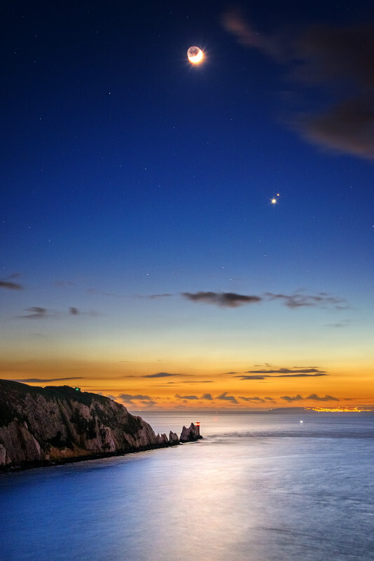 z2689 Moon, Venus and Mars over the Needles - Freshwater Bay to Colwell Bay inc the Needles