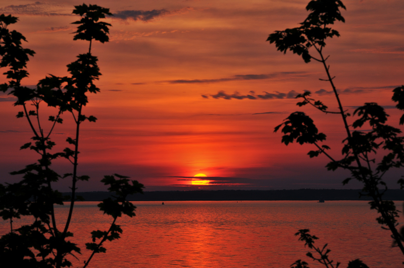z1334 Sunset over Yarmouth - Yarmouth to West Cowes inc Newtown